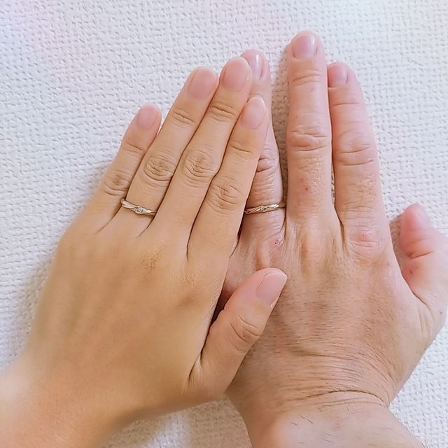 【ケイウノ ブライダル(K.UNO BRIDAL)の口コミ】 エンゲージリングとお揃いのツイストしたデザインで双子ダイヤを着けまし…