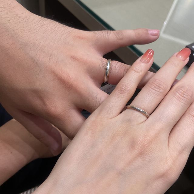 【アイプリモ(I-PRIMO)の口コミ】 ミル打ちの施されたとてもベーシックな指輪ですが、ピンクゴールドとプラ…