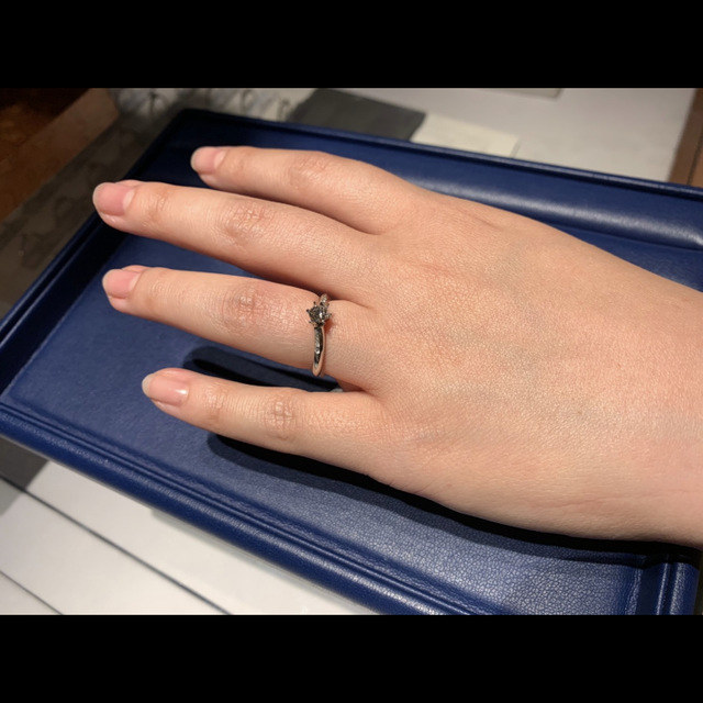 【銀座ダイヤモンドシライシの口コミ】 指輪のデザインが本当にたくさんあります。どんどん試着させてもらい、自…