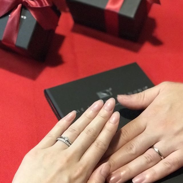 【ラザール ダイヤモンド(LAZARE DIAMOND)の口コミ】 デザインと接客が良かったため。

デザインは結婚指輪と婚約指輪を重ね付…