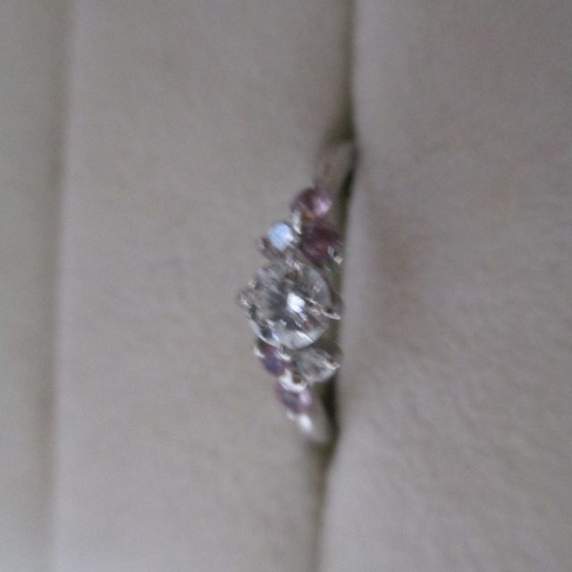 【アンジェリックフォセッテ(Angelique Fossette)の口コミ】 低価格で、デザインがかわいい☆石の位置や素材を指定できたり、既存のモデ…