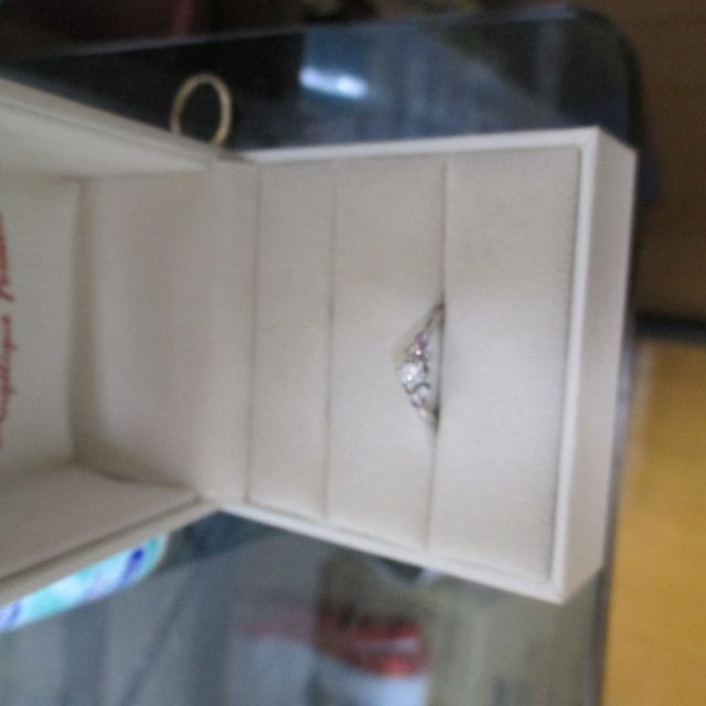 【アンジェリックフォセッテ(Angelique Fossette)の口コミ】 低価格で、デザインがかわいい☆石の位置や素材を指定できたり、既存のモデ…