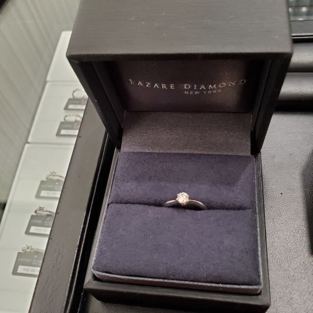 【ラザール ダイヤモンド(LAZARE DIAMOND)の口コミ】 年齢の関係で可愛すぎるものはちょっと、とストレートでシンプルなものに…