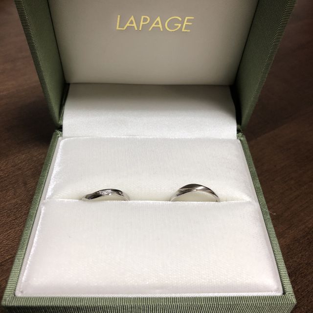 【LAPAGE(ラパージュ)の口コミ】 少し曲線になっているのと指輪のシルバーの種類や光沢を決めれたりオリジ…