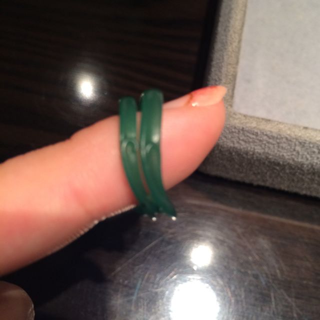 【ケイウノ ブライダル(K.UNO BRIDAL)の口コミ】 オーダーでデザインしてもらいました。
ティファニーで買った婚約指輪と重…