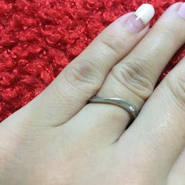 【ケイウノ ブライダル(K.UNO BRIDAL)の口コミ】 オーダーでデザインしてもらいました。
ティファニーで買った婚約指輪と重…