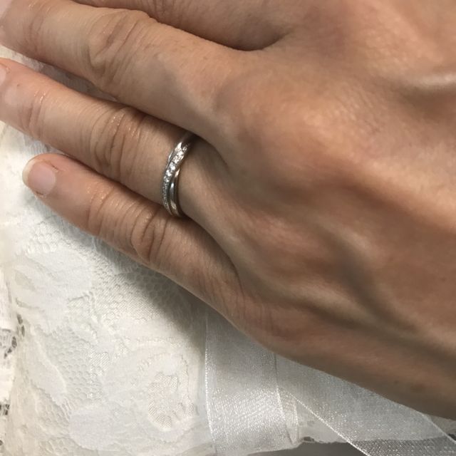 【エクセルコダイヤモンド(EXELCO DIAMOND)の口コミ】 他店に比べて指輪のデザインが個性的で輝きも綺麗だったので決めました。
…