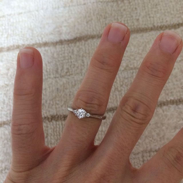 【アイプリモ(I-PRIMO)の口コミ】 旦那にプロポーズ後にサプライズで頂きました。
ひかえめなダイヤですが、…