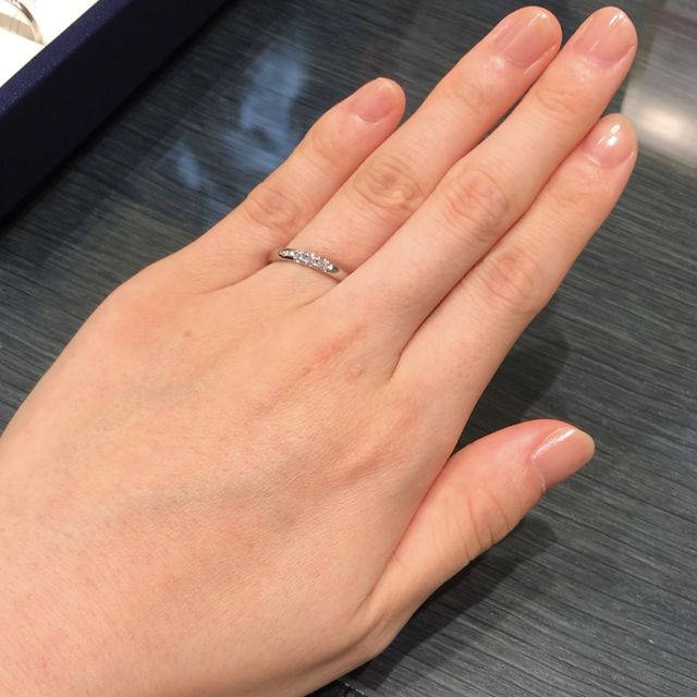 【MIKIMOTO(ミキモト)の口コミ】 シンプルなストレートタイプに3石のダイヤモンドがついた指輪です。ほんっ…