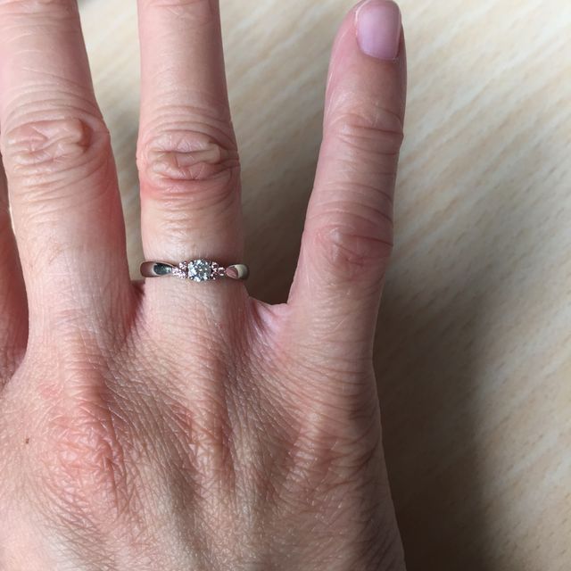 【ティファニー(Tiffany & Co.)の口コミ】 一般的なダイヤモンドが一つのデザインも素敵だったのですが、両サイドに…