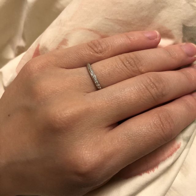 【銀座ダイヤモンドシライシの口コミ】 6号の細い指でしたので、
ダイヤモンドも細長く散りばめたデザインにしま…