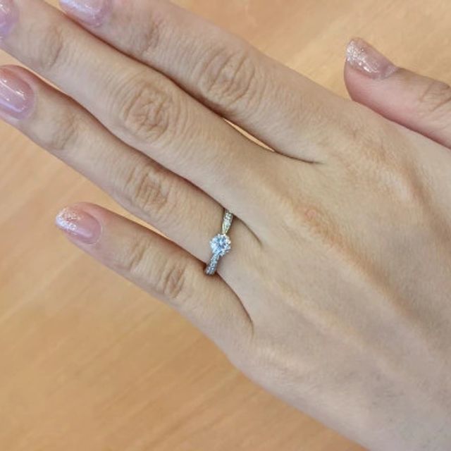 【ラザール ダイヤモンド(LAZARE DIAMOND)の口コミ】 途切れなくダイヤモンドの輝きが続く華やかな存在感のあるリングで一目惚…