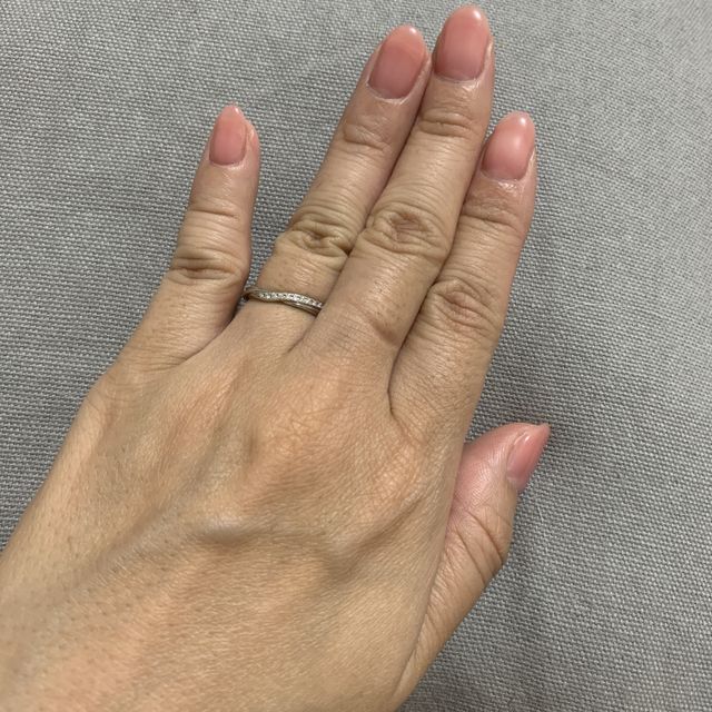 【銀座ダイヤモンドシライシの口コミ】 ウェーブ型であり、指の奥までしっかり入るのでフィット感があるのと、銀…