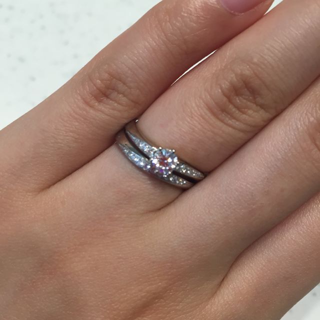 【ヴァンドーム青山(VENDOME AOYAMA)の口コミ】 婚約指輪と結婚指輪をつけた時の統一感重視で指輪を探しました。婚約指輪…