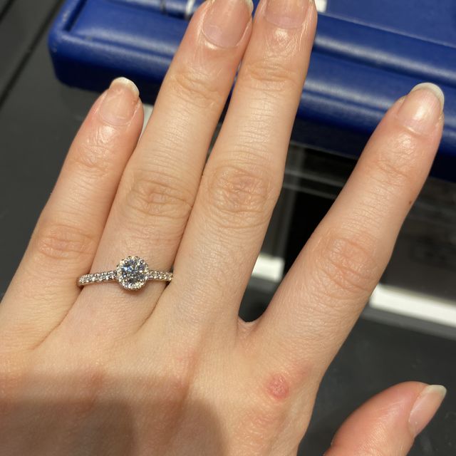 【銀座ダイヤモンドシライシの口コミ】 メレダイヤが付いているパヴェタイプが第一候補で複数のブランドを見まし…