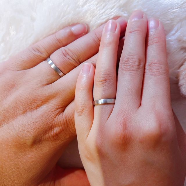 【銀座ダイヤモンドシライシの口コミ】 シンプルなデザインでリングの幅がしっかりあるのが決めてでした。
常につ…