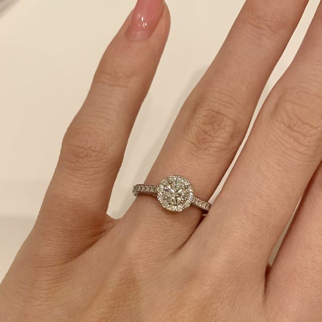 【ラザール ダイヤモンド(LAZARE DIAMOND)の口コミ】 一石の婚約指輪よりも取り巻きがあり
全体的に華やかでキラキラのデザイン…