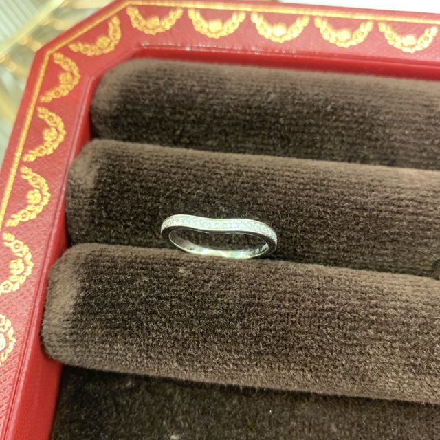 【カルティエ(Cartier)の口コミ】 ダイヤの指輪を探していました。
一粒と迷いましたが、ハーフエターナルの…