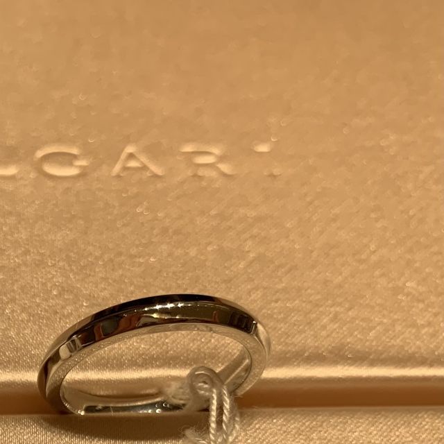 【ブルガリ(BVLGARI)の口コミ】 デザイン性があり、他ブランドにはない珍しいリングです。
角張っており、…