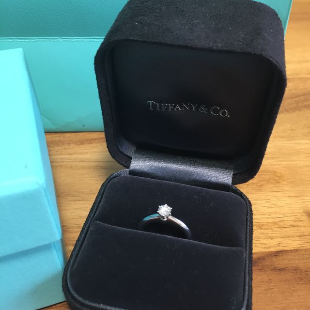 【ティファニー(Tiffany & Co.)の口コミ】 婚約指輪でしたので主人公が一人で購入をしてきて、プレゼントをしてくれ…