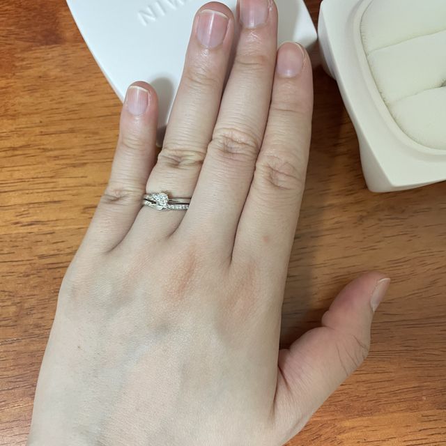 【俄(にわか)の口コミ】 先に婚約指輪を決める時に一緒に結婚指輪も重ねて着用出来ることを知った…