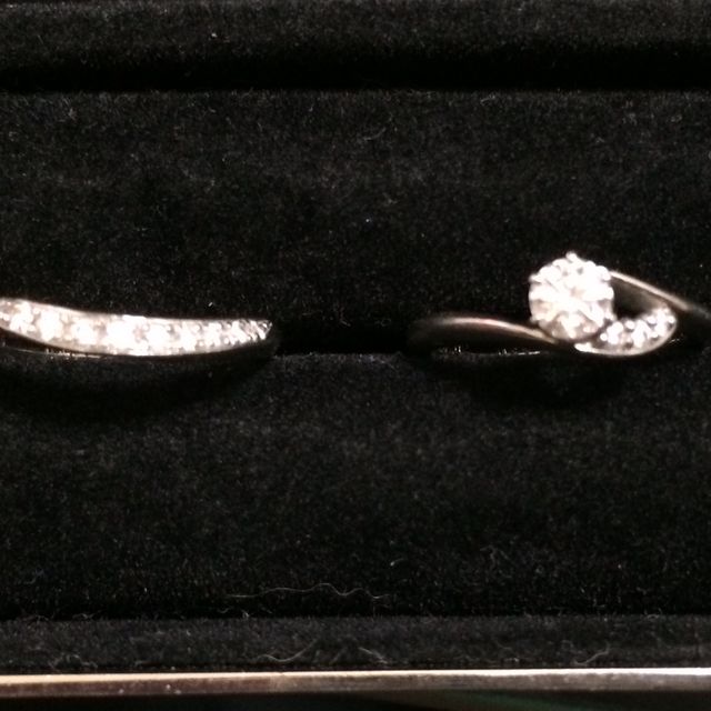 【ラザール ダイヤモンド(LAZARE DIAMOND)の口コミ】 当初から、婚約指輪と結婚指輪を重ね付けしたいと考えていました。
そこで…