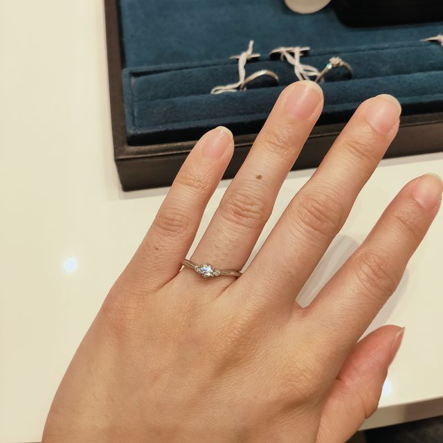 【4℃ BRIDAL(ヨンドシーブライダル)の口コミ】 ダイヤモンドが3石ついており、1石の指輪よりも可愛らしデザインです。3石…
