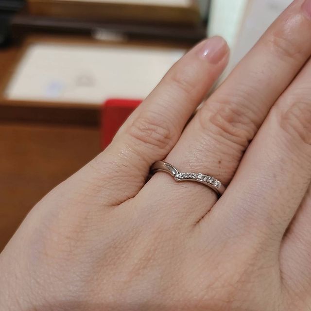 【TRECENTI(トレセンテ)の口コミ】 婚約指輪とのダブルリングを探していた所
この指輪に出会いました！！！
…
