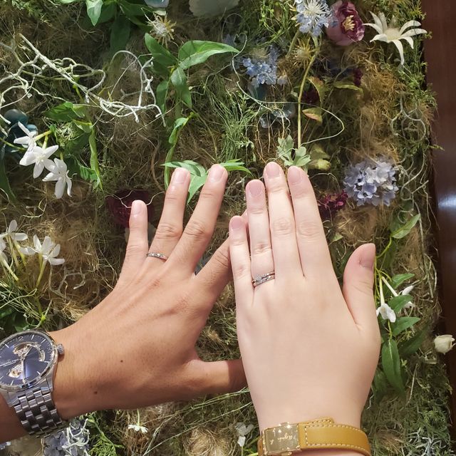 【ROYAL ASSCHER(ロイヤル・アッシャー)の口コミ】 シンプルですが優雅も感じられる指輪です。
太陽に当てたときの光沢もあり…