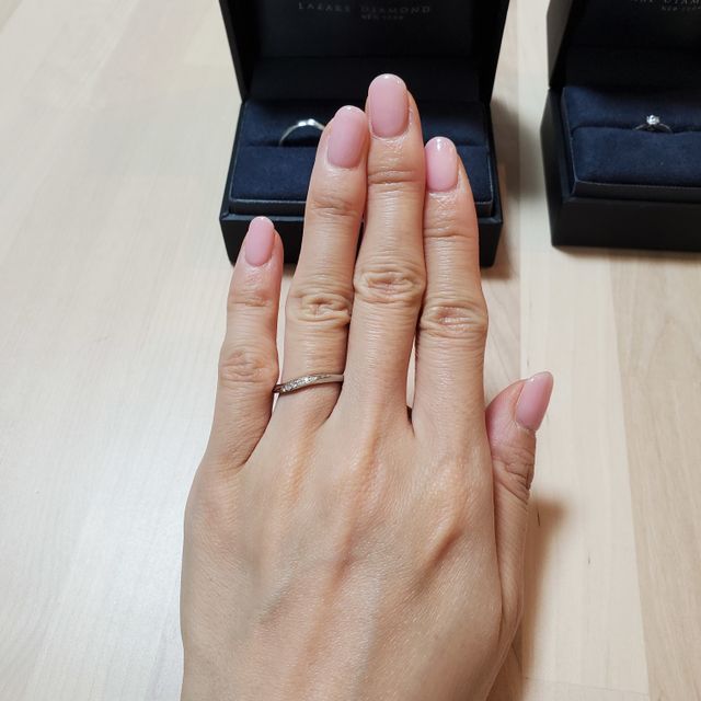 【ラザール ダイヤモンド(LAZARE DIAMOND)の口コミ】 婚約指輪をウェーブデザインにしたので、重ねづけした時のまとまりを重視…