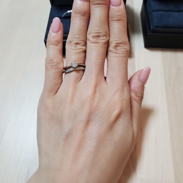 【ラザール ダイヤモンド(LAZARE DIAMOND)の口コミ】 婚約指輪をウェーブデザインにしたので、重ねづけした時のまとまりを重視…