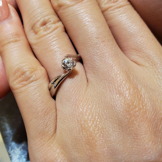 【杢目金屋(もくめがねや)の口コミ】 桜の形をイメージしたデザインとなっており、どの角度から見ても一輪の可…