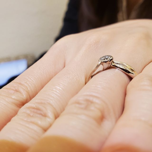 【杢目金屋(もくめがねや)の口コミ】 桜の形をイメージしたデザインとなっており、どの角度から見ても一輪の可…