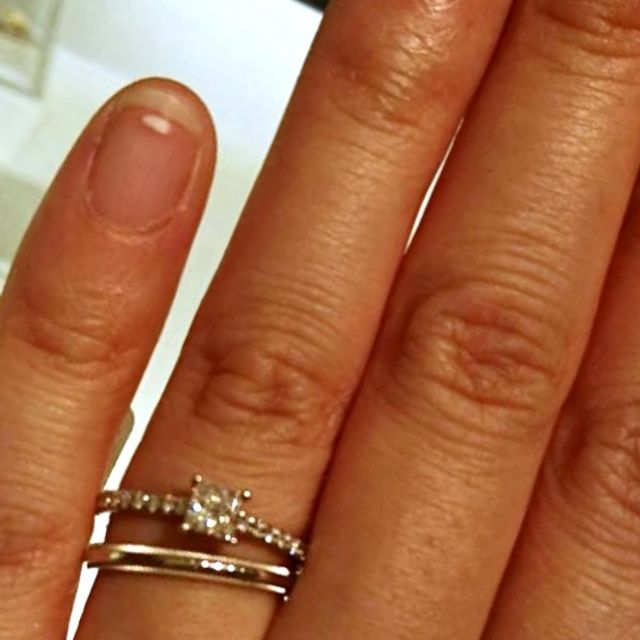 【ティファニー(Tiffany & Co.)の口コミ】 スクエアダイヤのスタイリッシュさが際立つ指輪のデザインがとても素敵で…