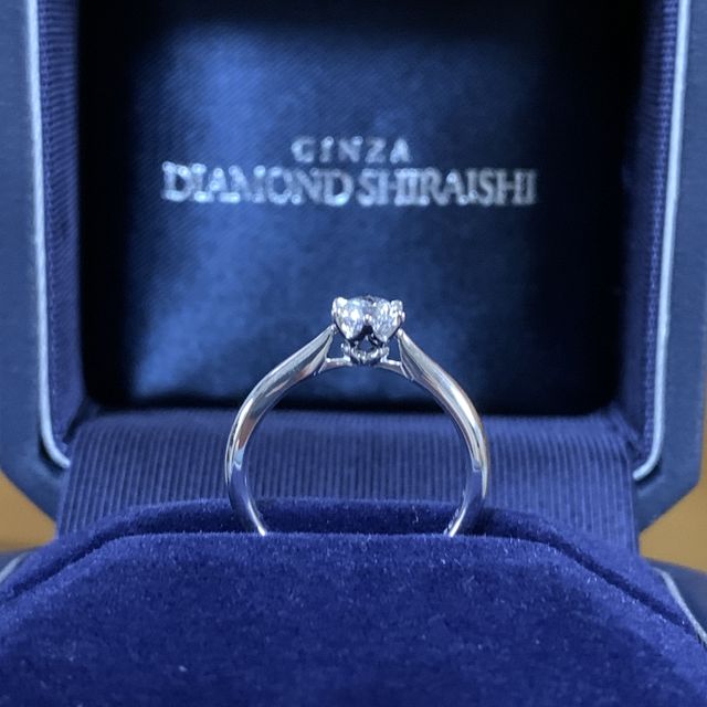 【銀座ダイヤモンドシライシの口コミ】 指輪のデザインはホワイトリリー、白百合をデザインとしたものです。銀座…