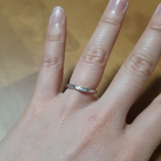 【ラザール ダイヤモンド(LAZARE DIAMOND)の口コミ】 デザインが良く、とても気に入りました。ダイヤ入りと悩みましたが、せっ…