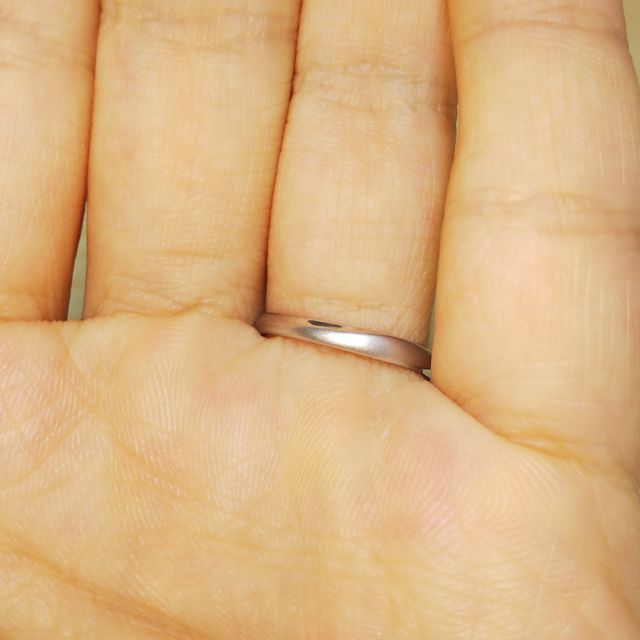 【銀座ダイヤモンドシライシの口コミ】 新婦の婚約指輪に似た流線型の指輪を探していました。イメージにぴったり…