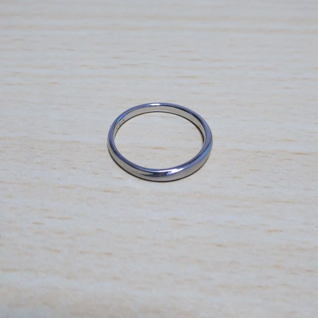 【銀座ダイヤモンドシライシの口コミ】 新婦の婚約指輪に似た流線型の指輪を探していました。イメージにぴったり…