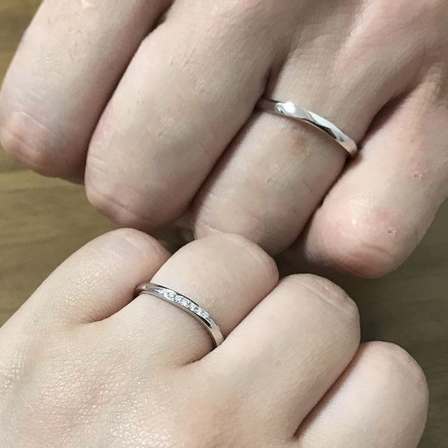 【4℃ BRIDAL(ヨンドシーブライダル)の口コミ】 デザインと素材です。
指が太いのがコンプレックスなので、ウェーブデザイ…