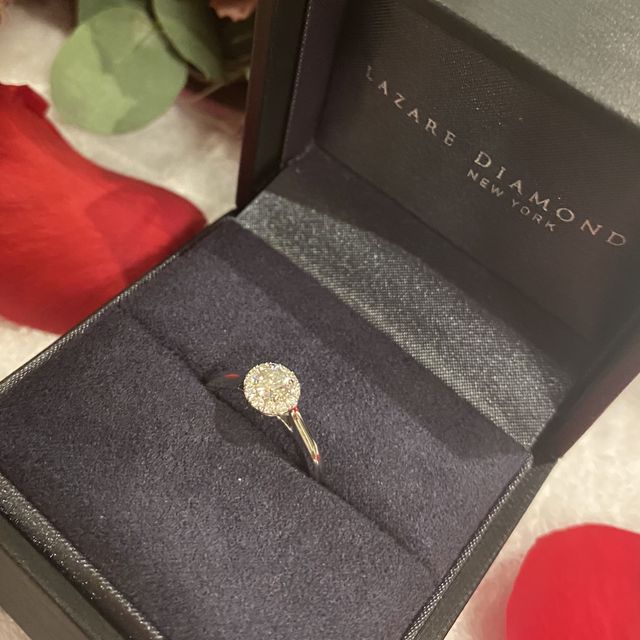【ラザール ダイヤモンド(LAZARE DIAMOND)の口コミ】 取り巻きデザインで真ん中のダイヤが引き立ち、とてもインパクトがあって…