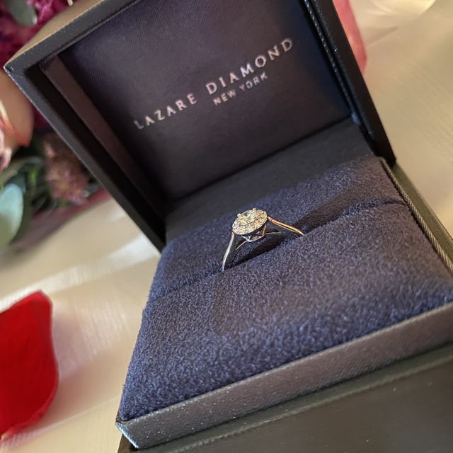 【ラザール ダイヤモンド(LAZARE DIAMOND)の口コミ】 取り巻きデザインで真ん中のダイヤが引き立ち、とてもインパクトがあって…