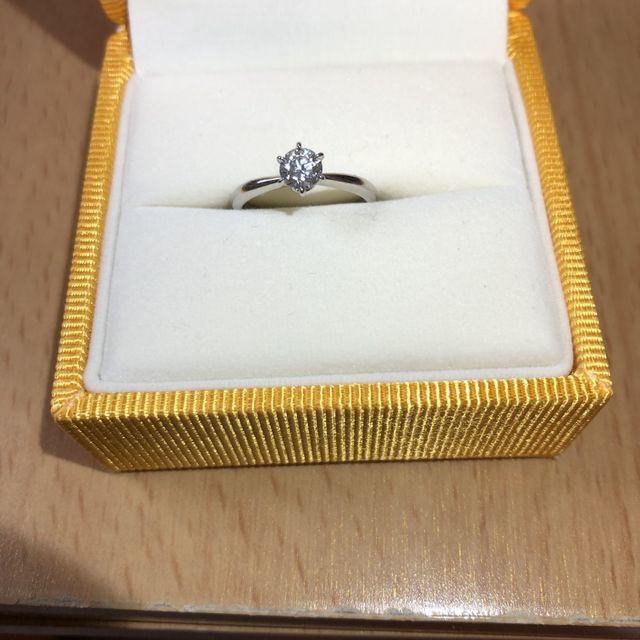 【ケイウノ ブライダル(K.UNO BRIDAL)の口コミ】 ◼︎指輪について
　デザイン: 一粒ダイヤのオーソドックスな婚約指輪
　テ…