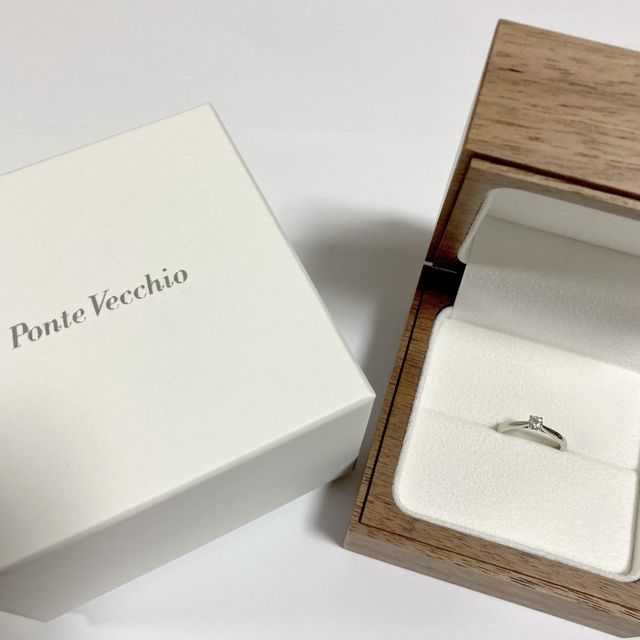 【Ponte Vecchio(ポンテヴェキオ)の口コミ】 この指輪で一番気に入ったのが、石座のデザインです。
婚約指輪は立爪タイ…