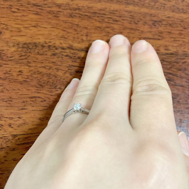 【Ponte Vecchio(ポンテヴェキオ)の口コミ】 この指輪で一番気に入ったのが、石座のデザインです。
婚約指輪は立爪タイ…