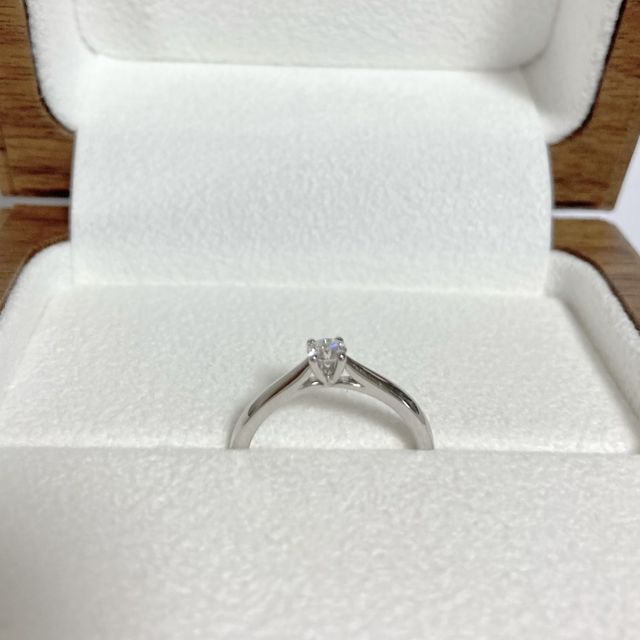 【Ponte Vecchio(ポンテヴェキオ)の口コミ】 この指輪で一番気に入ったのが、石座のデザインです。
婚約指輪は立爪タイ…