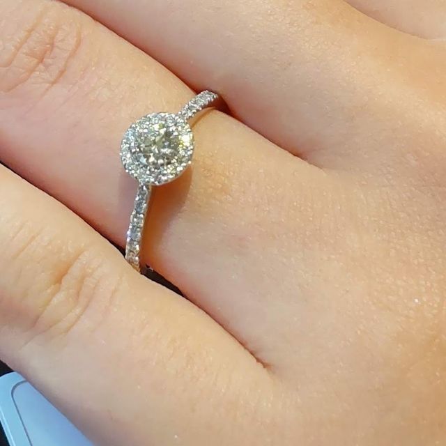 【FOREVERMARK(フォーエバーマーク)の口コミ】 ハーフエタニティにセンターは約0．2カラットのダイヤモンドを取り囲むよ…