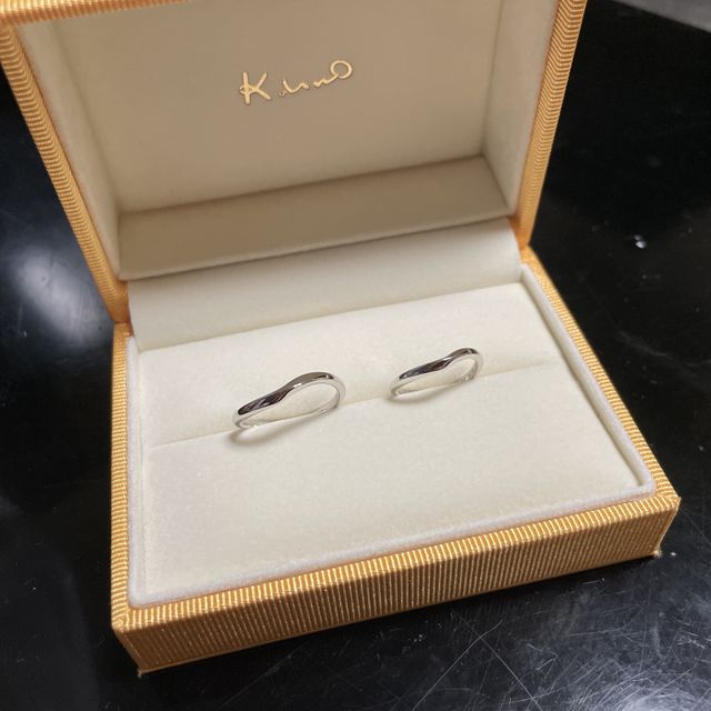 【ケイウノ ブライダル(K.UNO BRIDAL)の口コミ】 シンプルかつ細めのデザインを探していたところ、この指輪に出会いました…