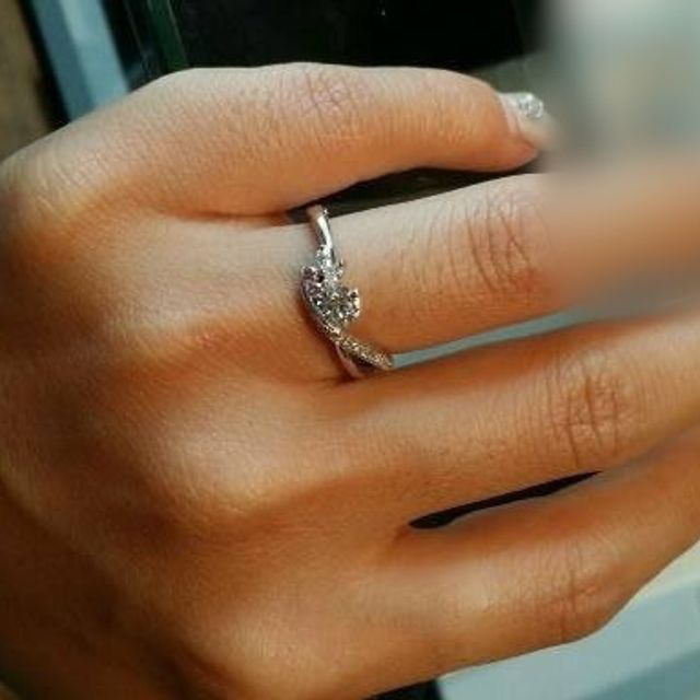 【I's stone(アイズストーン)の口コミ】 独特で空間を感じさせるリングデザインになっており、センターのダイヤモ…