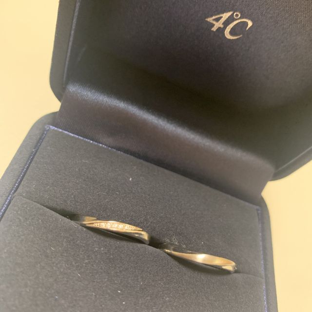 【4℃ BRIDAL(ヨンドシーブライダル)の口コミ】 あまり派手すぎるものは好みではなくこちらの指輪に決めました。斜めに入…