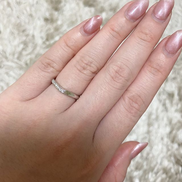 【ラザール ダイヤモンド(LAZARE DIAMOND)の口コミ】 指がぽっちゃりとしているのでv字の動きのあるデザインで少しでも細く見え…